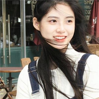 照片中的女孩